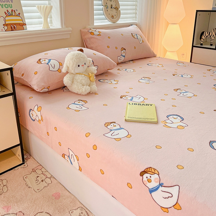 91家纺网 家纺一手货源 找家纺 富馨莱2025年新款牛奶绒印花床笠 小萌鸭