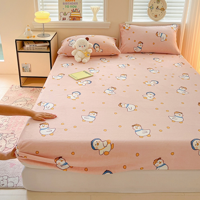 91家纺网 家纺一手货源 找家纺 富馨莱2025年新款牛奶绒印花床笠 小萌鸭