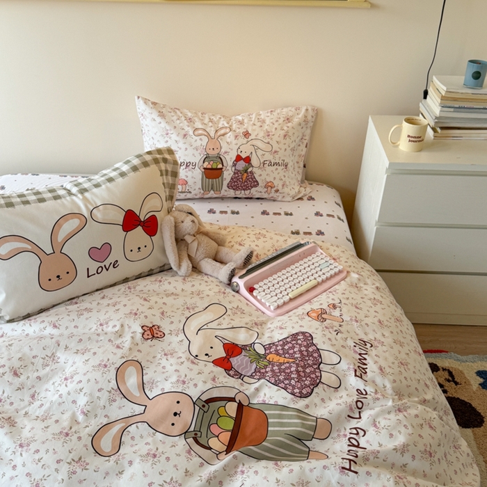 91家纺网 家纺一手货源 找家纺 寐居家纺 2025新款亲肤舒适全棉纯棉数码大阪印花四件套 甜甜兔