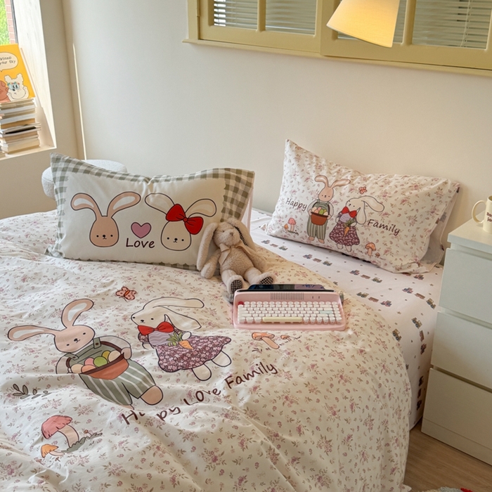 91家纺网 家纺一手货源 找家纺 寐居家纺 2025新款亲肤舒适全棉纯棉数码大阪印花四件套 甜甜兔