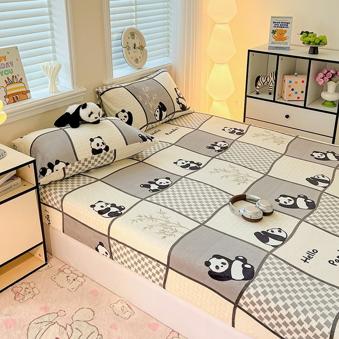 91家纺网 家纺一手货源 找家纺 富馨莱2025年新款牛奶绒印花床笠 熊猫皮皮