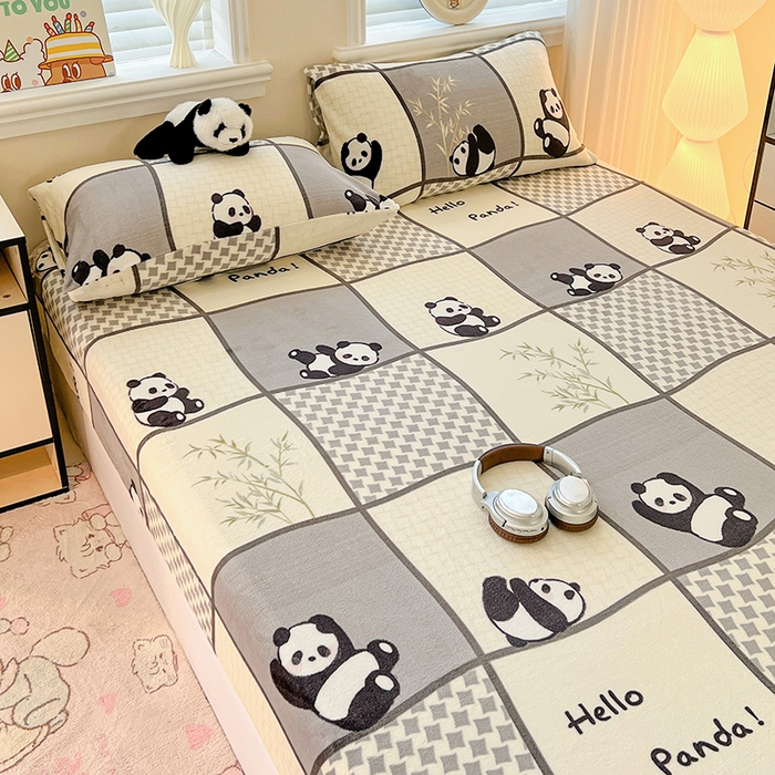 91家纺网 家纺一手货源 找家纺 富馨莱2025年新款牛奶绒印花床笠 熊猫皮皮