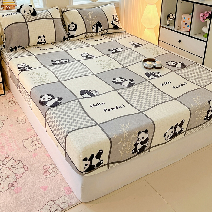 91家纺网 家纺一手货源 找家纺 富馨莱2025年新款牛奶绒印花床笠 熊猫皮皮