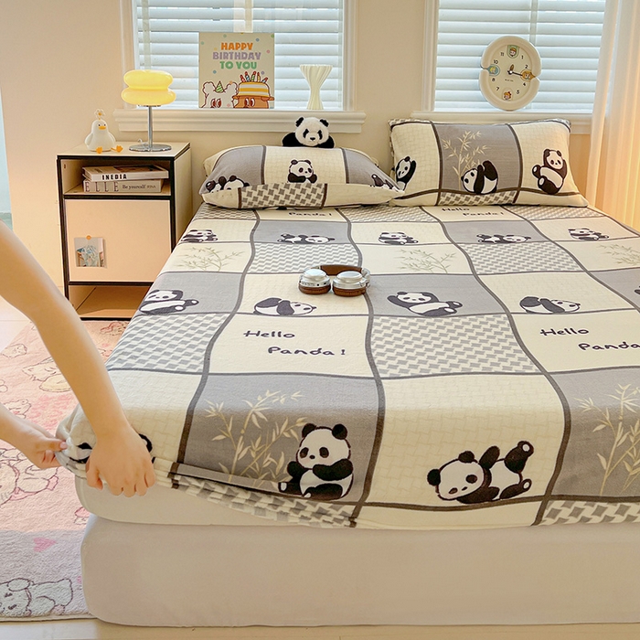 91家纺网 家纺一手货源 找家纺 富馨莱2025年新款牛奶绒印花床笠 熊猫皮皮