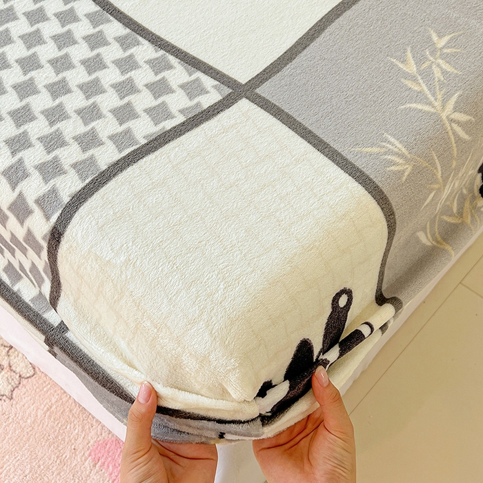 91家纺网 家纺一手货源 找家纺 富馨莱2025年新款牛奶绒印花床笠 熊猫皮皮