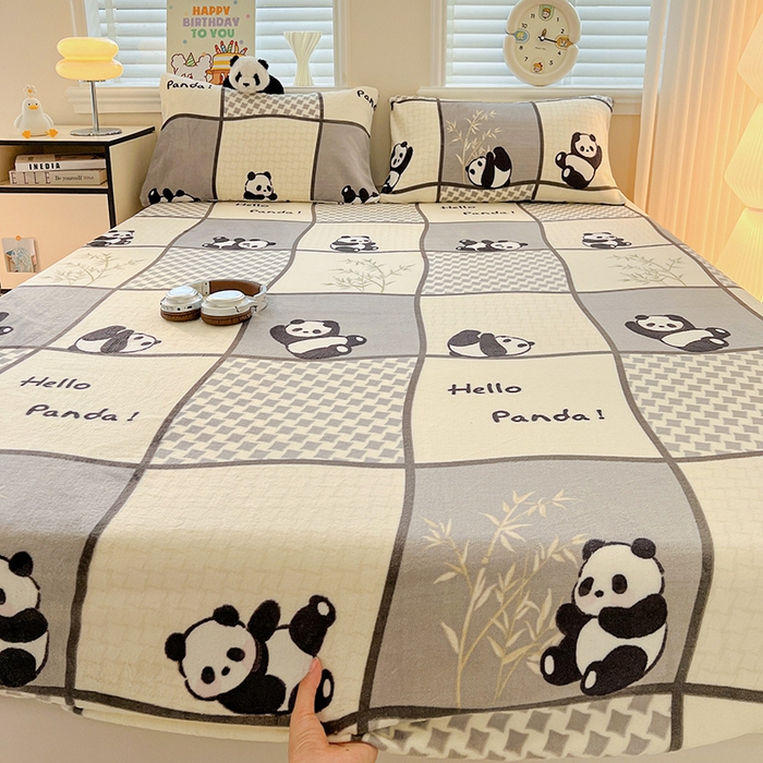 91家纺网 家纺一手货源 找家纺 富馨莱2025年新款牛奶绒印花床笠 熊猫皮皮