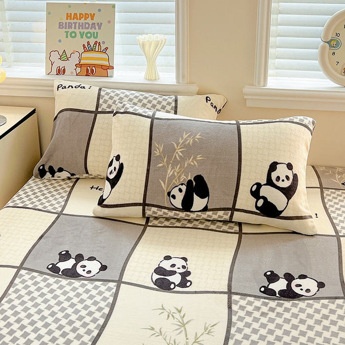 91家纺网 家纺一手货源 找家纺 富馨莱2025年新款牛奶绒印花床笠 熊猫皮皮