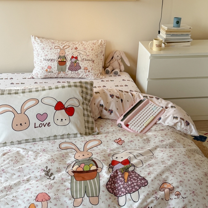 91家纺网 家纺一手货源 找家纺 寐居家纺 2025新款亲肤舒适全棉纯棉数码大阪印花四件套 甜甜兔