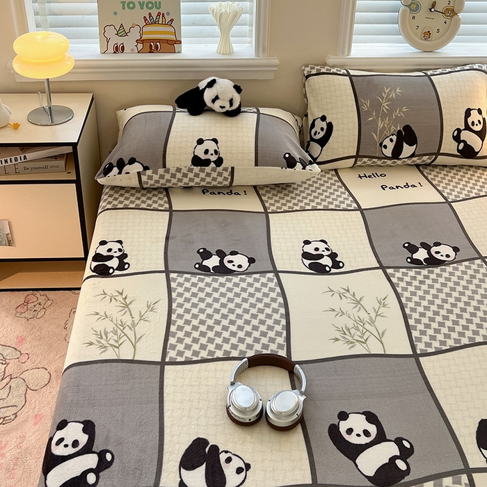 91家纺网 家纺一手货源 找家纺 富馨莱2025年新款牛奶绒印花床笠 熊猫皮皮