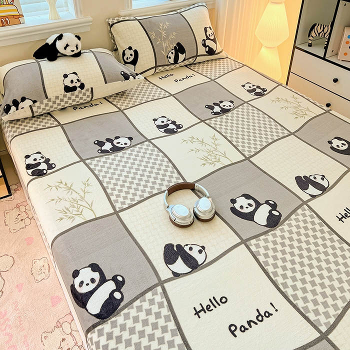 91家纺网 家纺一手货源 找家纺 富馨莱2025年新款牛奶绒印花床笠 熊猫皮皮