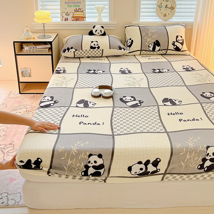 91家纺网 家纺一手货源 找家纺 富馨莱2025年新款牛奶绒印花床笠 熊猫皮皮