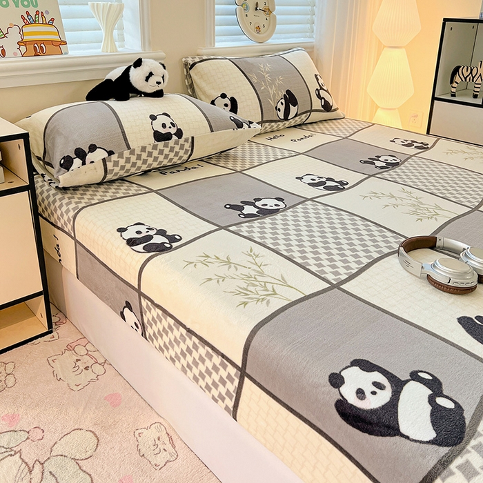 91家纺网 家纺一手货源 找家纺 富馨莱2025年新款牛奶绒印花床笠 熊猫皮皮