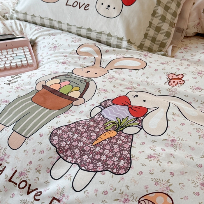 91家纺网 家纺一手货源 找家纺 寐居家纺 2025新款亲肤舒适全棉纯棉数码大阪印花四件套 甜甜兔