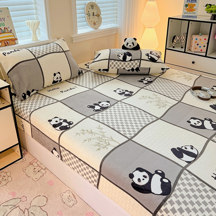 91家纺网 家纺一手货源 找家纺 富馨莱2025年新款牛奶绒印花床笠 熊猫皮皮