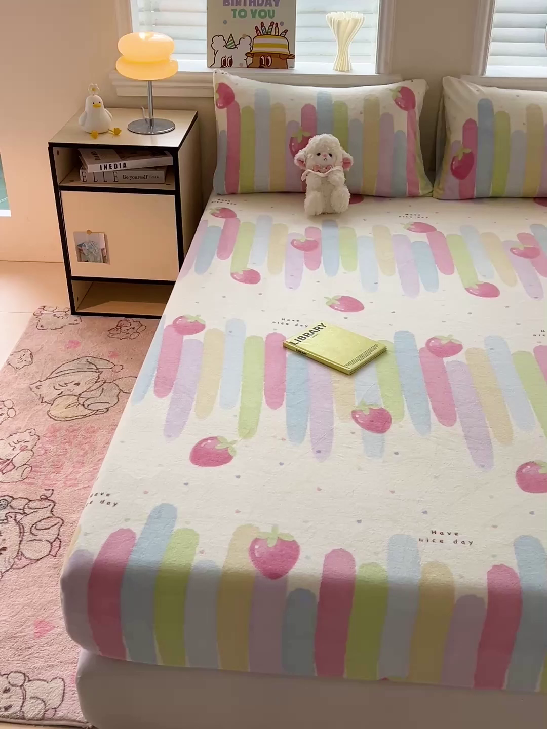 91家纺网 家纺一手货源 找家纺 富馨莱2025年新款牛奶绒印花床笠 彩虹草莓