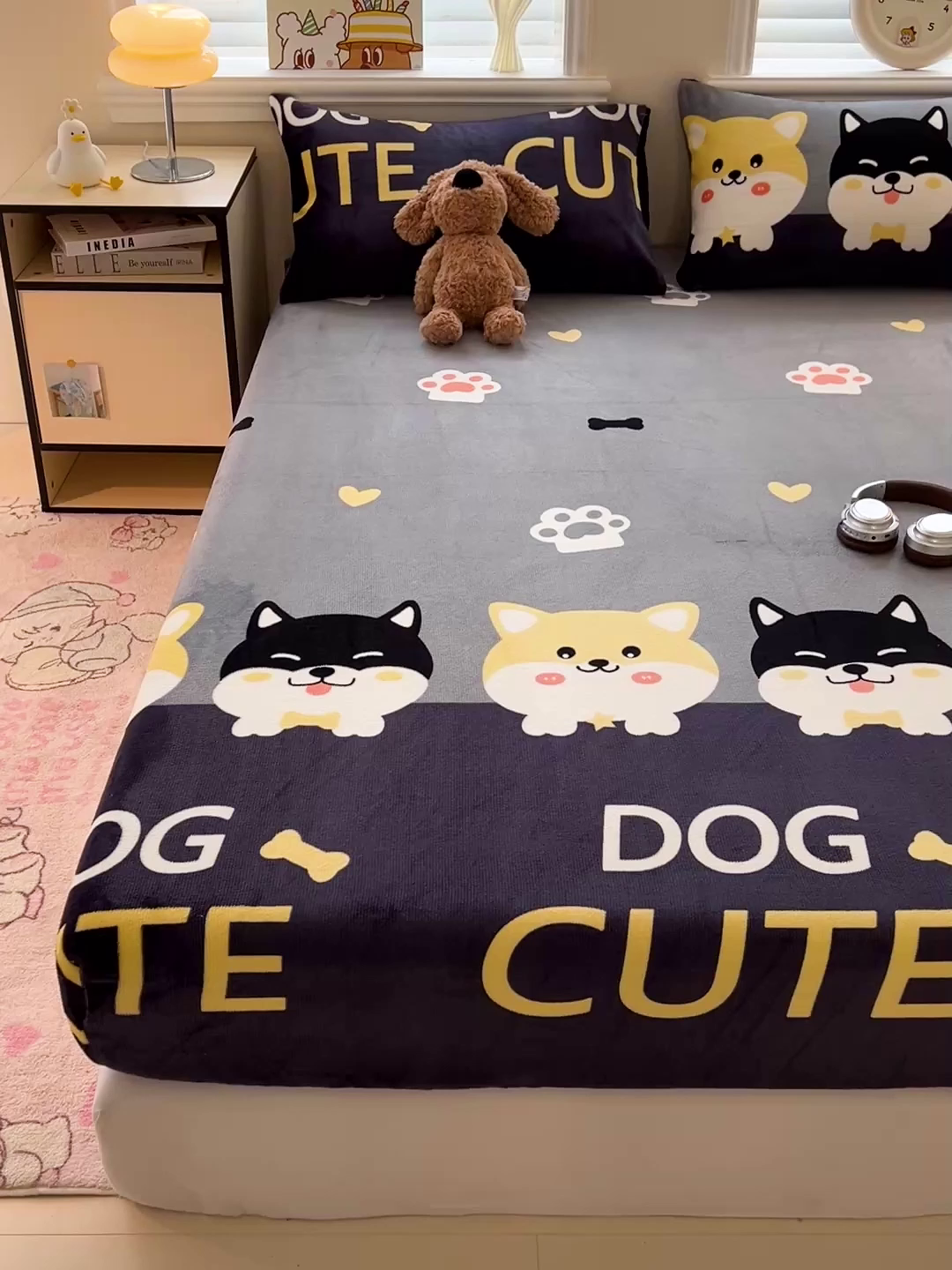 91家纺网 家纺一手货源 找家纺 富馨莱2025年新款牛奶绒印花床笠 柯基黑