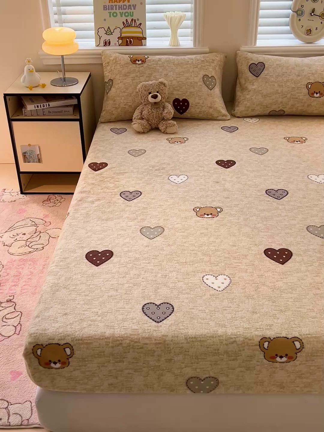 91家纺网 家纺一手货源 找家纺 富馨莱2025年新款牛奶绒印花床笠 萌萌熊心