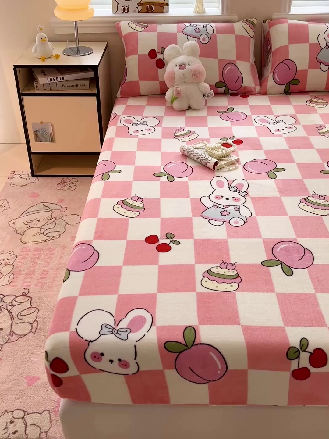 91家纺网 家纺一手货源 找家纺 富馨莱2025年新款牛奶绒印花床笠 桃子兔兔