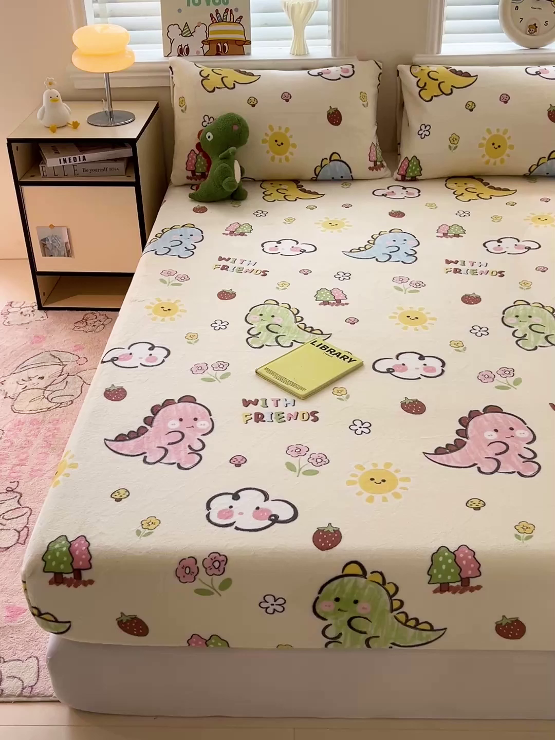 91家纺网 家纺一手货源 找家纺 富馨莱2025年新款牛奶绒印花床笠 淘气恐龙