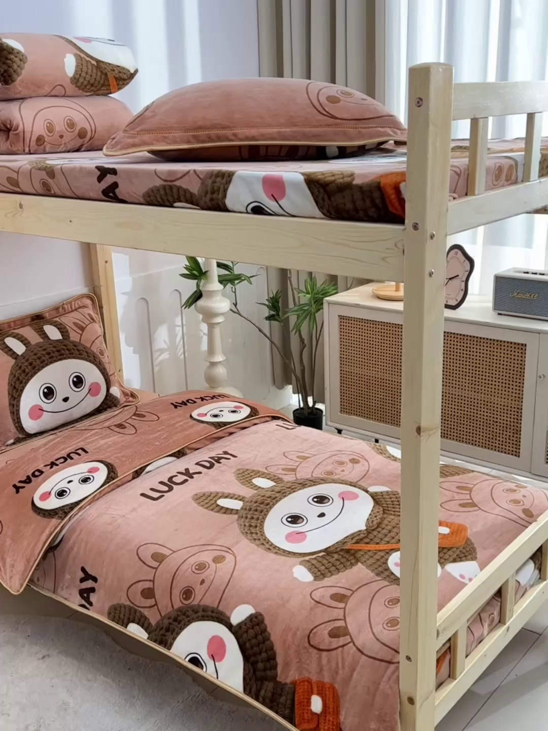 91家纺网 家纺一手货源 找家纺 馨梦缘2025新款爆款高克重印花牛奶绒法莱绒学生三件套 拉咕咕