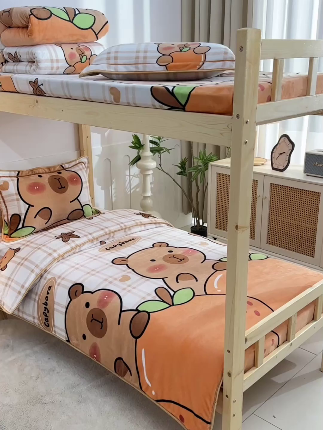 91家纺网 家纺一手货源 找家纺 馨梦缘2025新款爆款高克重印花牛奶绒法莱绒学生三件套 卡皮巴拉