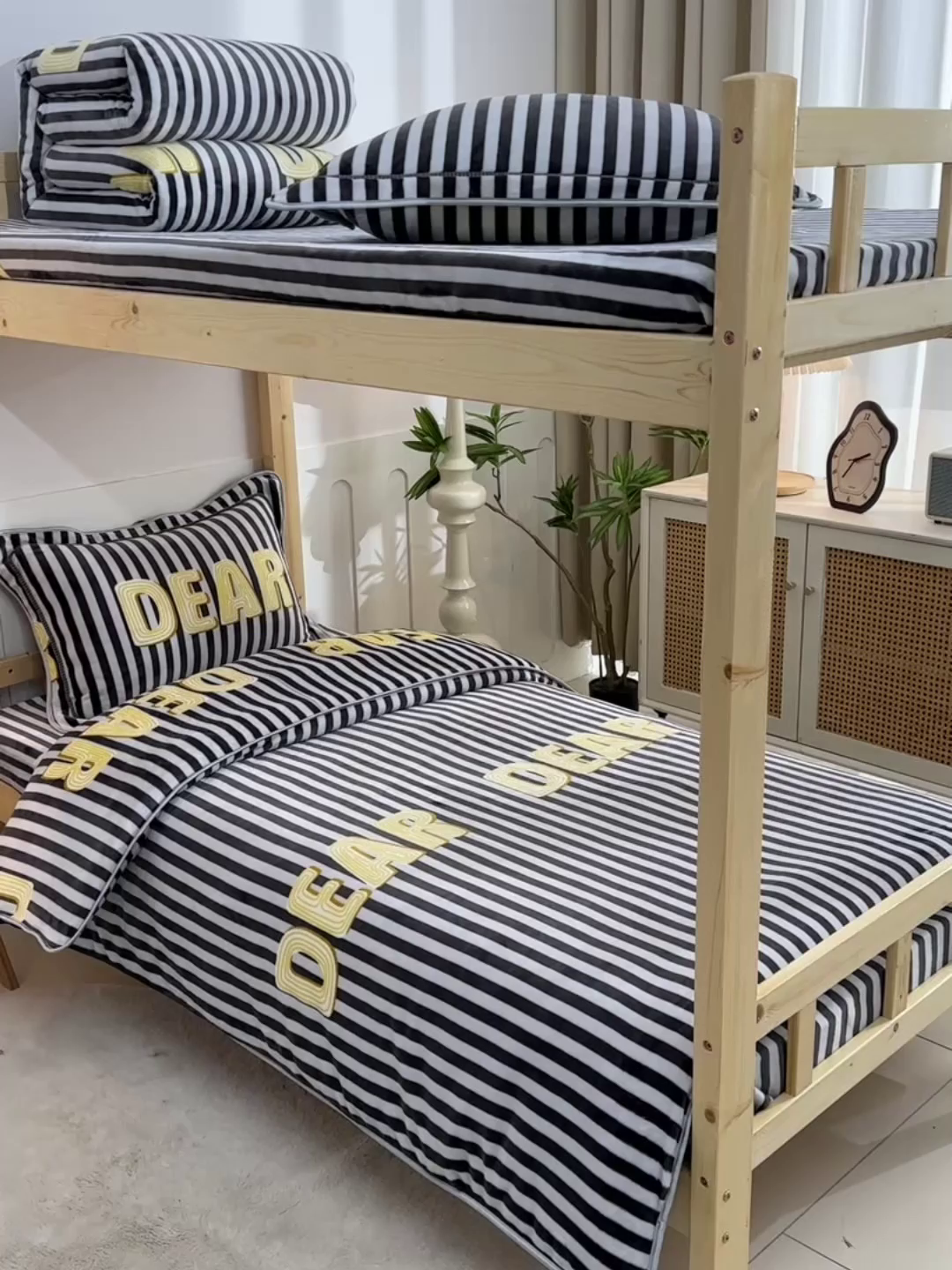 91家纺网 家纺一手货源 找家纺 馨梦缘2025新款爆款高克重印花牛奶绒法莱绒学生三件套 简单爱