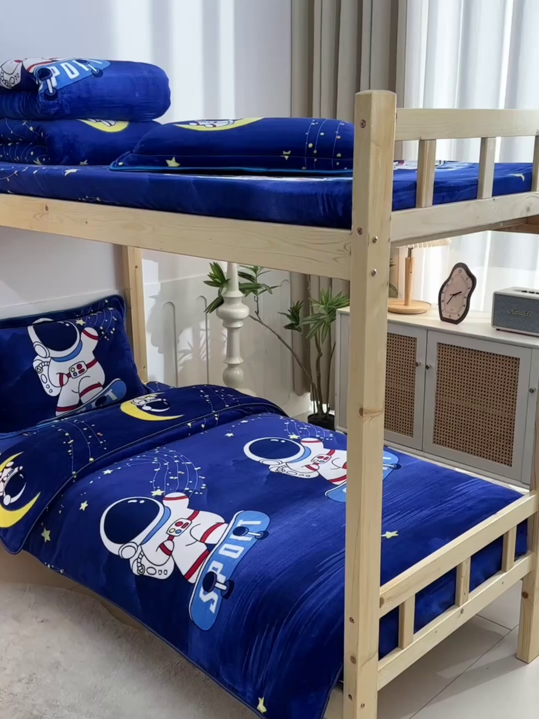 91家纺网 家纺一手货源 找家纺 馨梦缘2025新款爆款高克重印花牛奶绒法莱绒学生三件套 宇航员