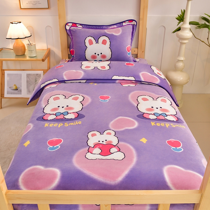 91家纺网 家纺一手货源 找家纺 馨梦缘2025新款爆款高克重印花牛奶绒法莱绒学生三件套 爱心小兔