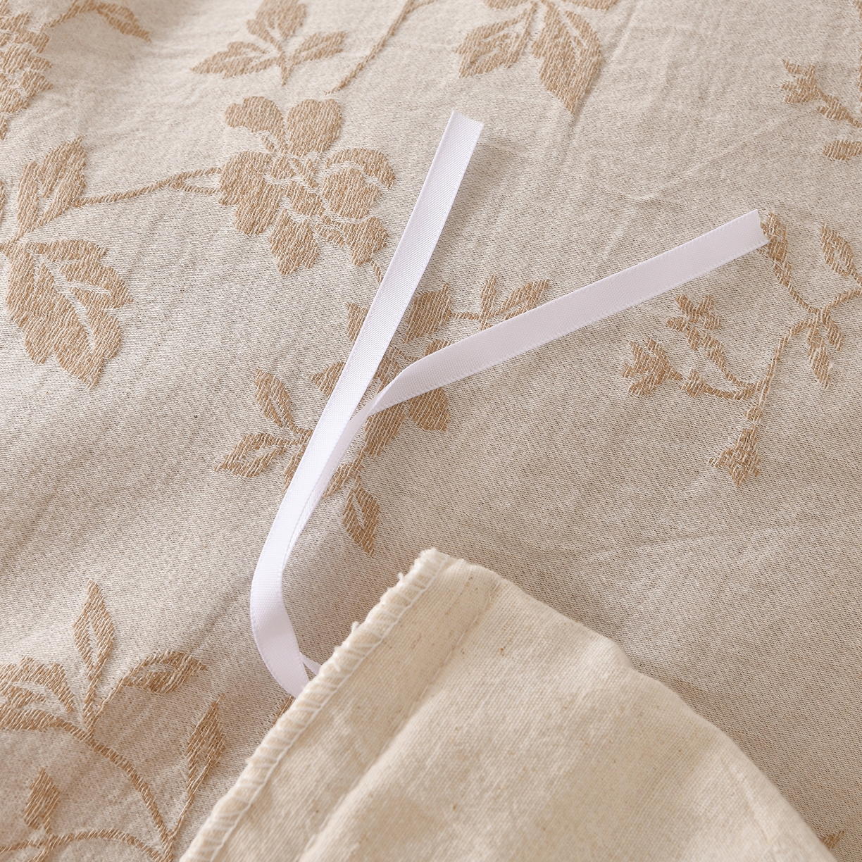 91家纺网 家纺一手货源 找家纺 金艾草 2026新款全棉纯棉A类棉麻提花床盖四件套法式大花边四件套 满园