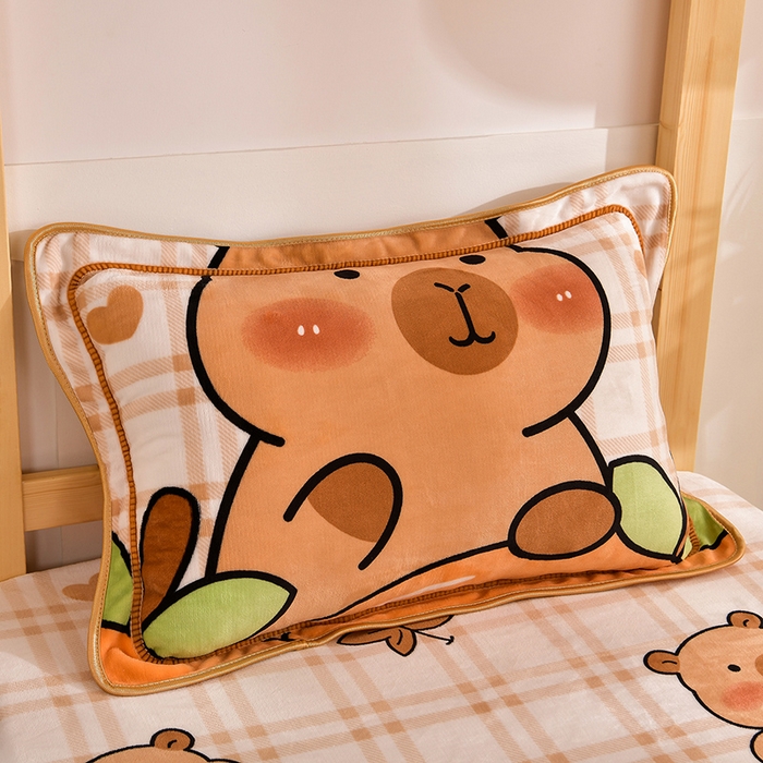 91家纺网 家纺一手货源 找家纺 馨梦缘2025新款爆款高克重印花牛奶绒法莱绒学生三件套 卡皮巴拉