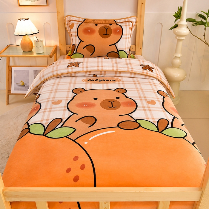 91家纺网 家纺一手货源 找家纺 馨梦缘2025新款爆款高克重印花牛奶绒法莱绒学生三件套 卡皮巴拉