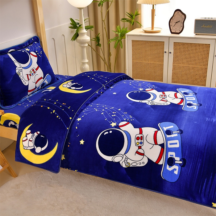 91家纺网 家纺一手货源 找家纺 馨梦缘2025新款爆款高克重印花牛奶绒法莱绒学生三件套 宇航员