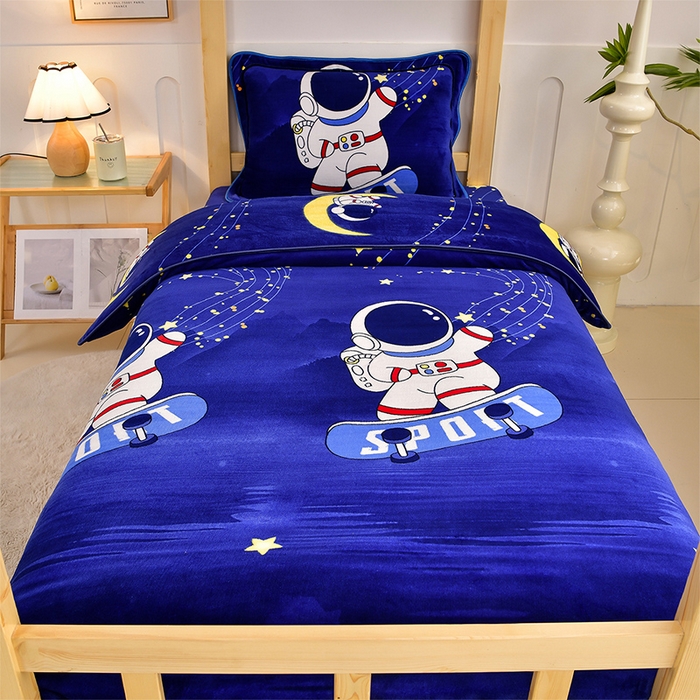 91家纺网 家纺一手货源 找家纺 馨梦缘2025新款爆款高克重印花牛奶绒法莱绒学生三件套 宇航员