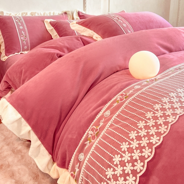 91家纺网 家纺一手货源 找家纺 （总）舒咪欧 2025新款绣花全消光牛奶绒宝宝绒花边四件套-可奈