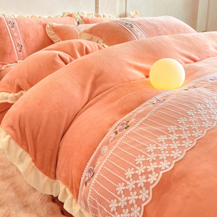 91家纺网 家纺一手货源 找家纺 （总）舒咪欧 2025新款绣花全消光牛奶绒宝宝绒花边四件套-可奈