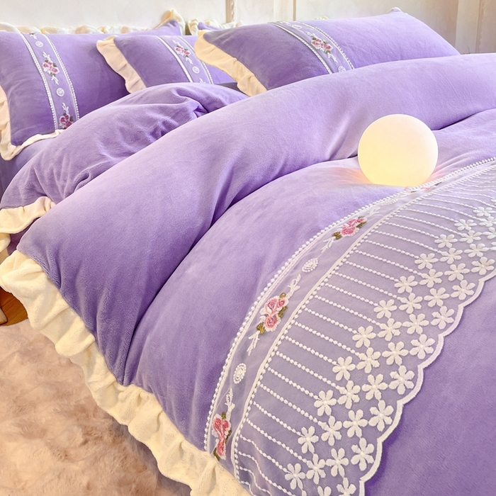 91家纺网 家纺一手货源 找家纺 （总）舒咪欧 2025新款绣花全消光牛奶绒宝宝绒花边四件套-可奈