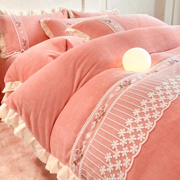 91家纺网 家纺一手货源 找家纺 （总）舒咪欧 2025新款绣花全消光牛奶绒宝宝绒花边四件套-可奈