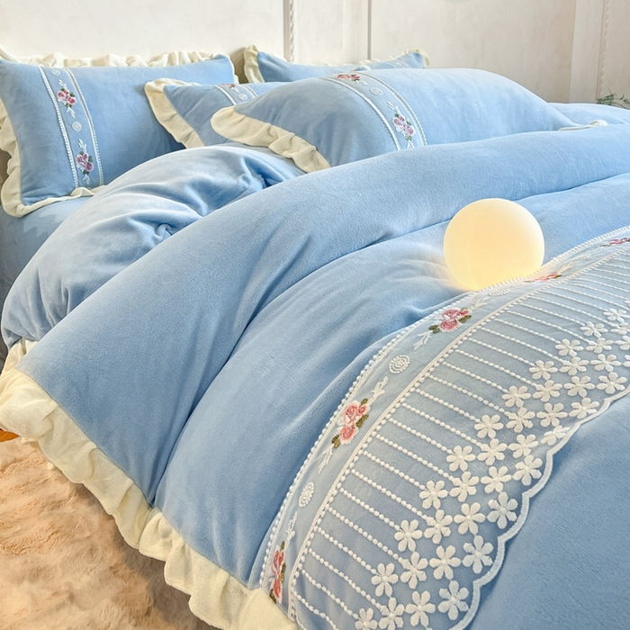 91家纺网 家纺一手货源 找家纺 （总）舒咪欧 2025新款绣花全消光牛奶绒宝宝绒花边四件套-可奈