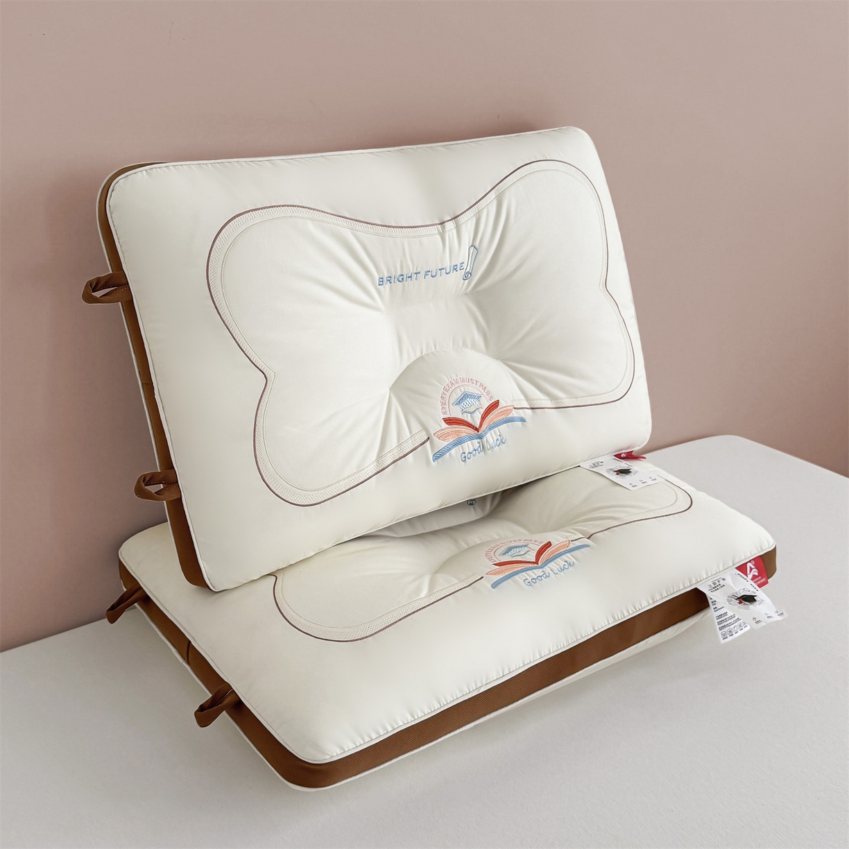 91家纺网 家纺一手货源 找家纺 麦肯锡 2025新款A类三防全棉护颈亲子枕 咖色