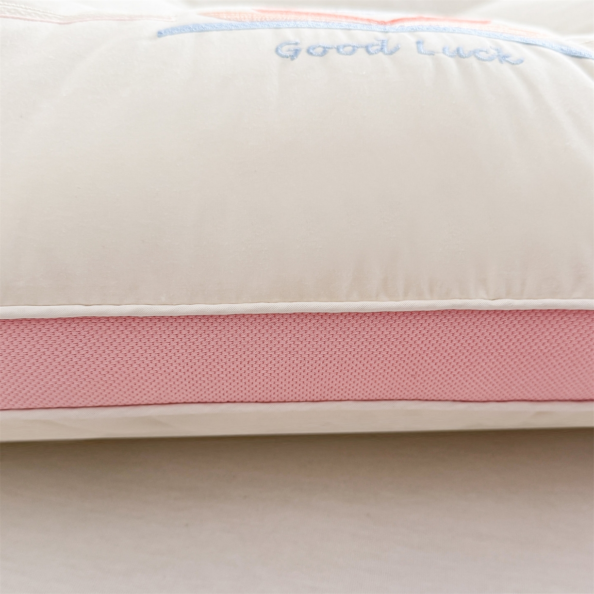 91家纺网 家纺一手货源 找家纺 麦肯锡 2025新款A类三防全棉护颈亲子枕 粉色