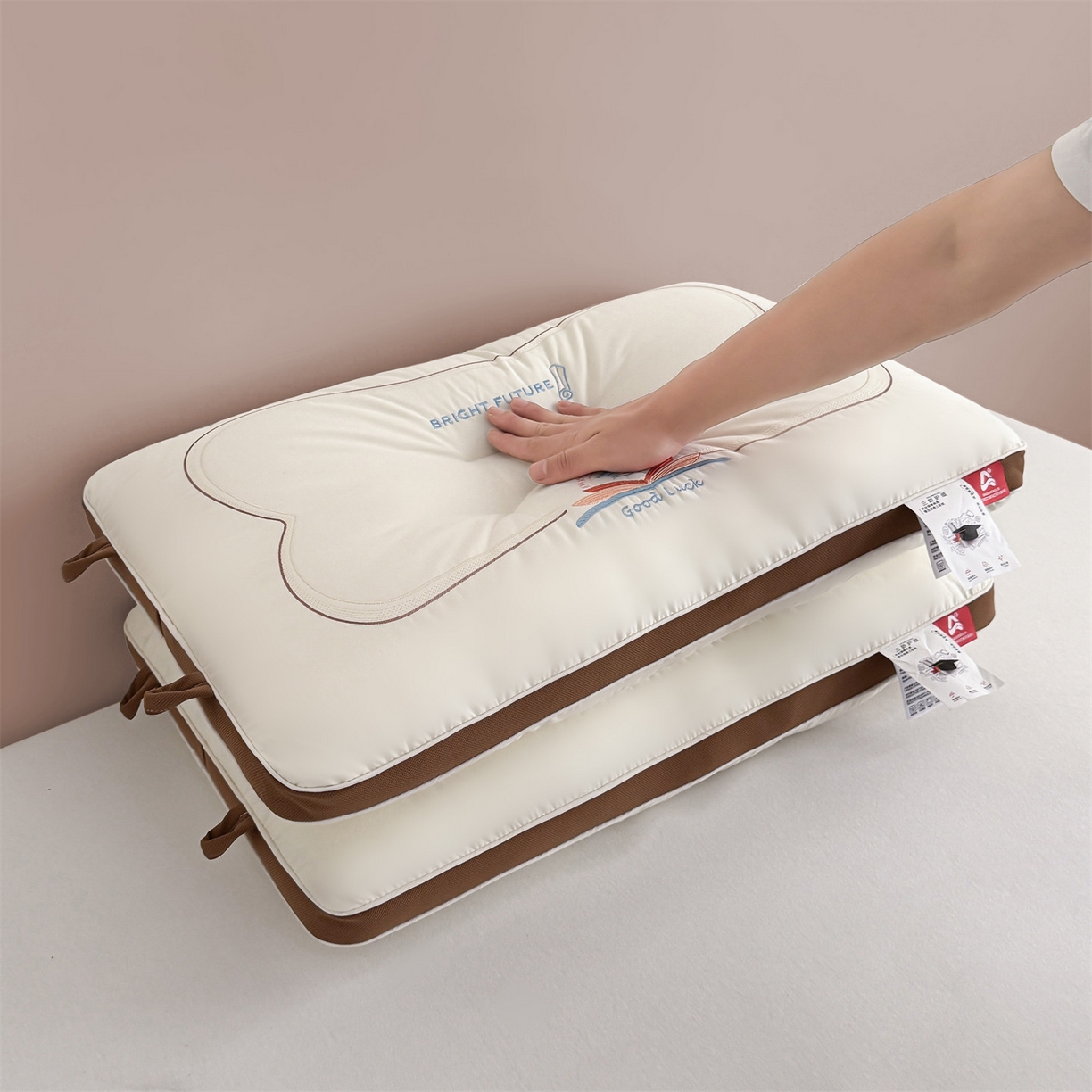 91家纺网 家纺一手货源 找家纺 麦肯锡 2025新款A类三防全棉护颈亲子枕 咖色