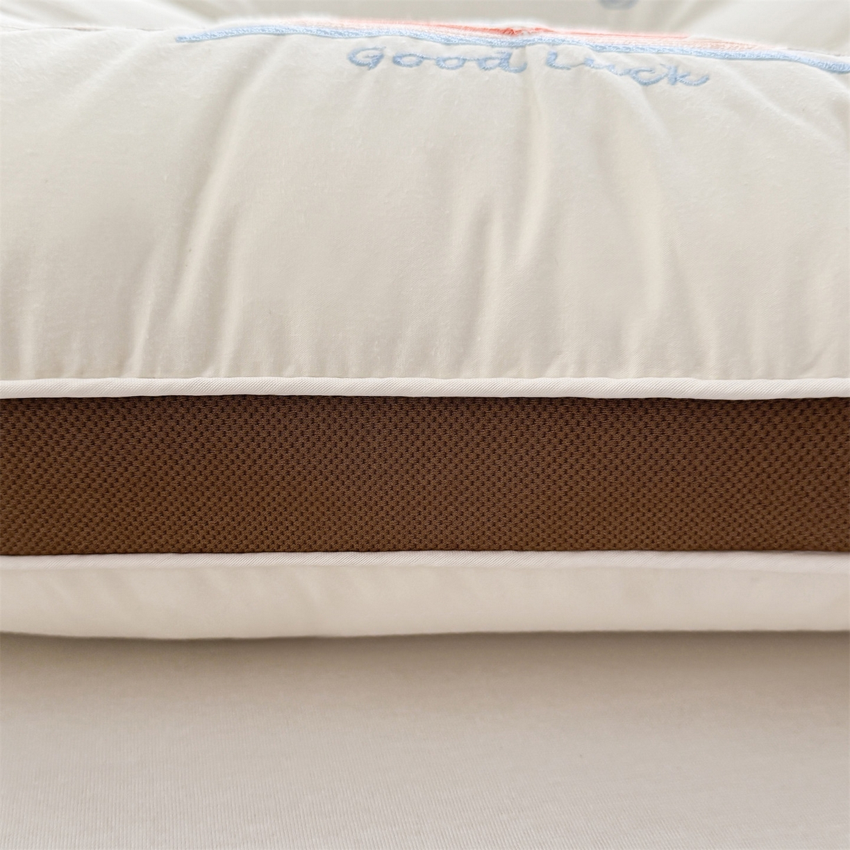 91家纺网 家纺一手货源 找家纺 麦肯锡 2025新款A类三防全棉护颈亲子枕 咖色