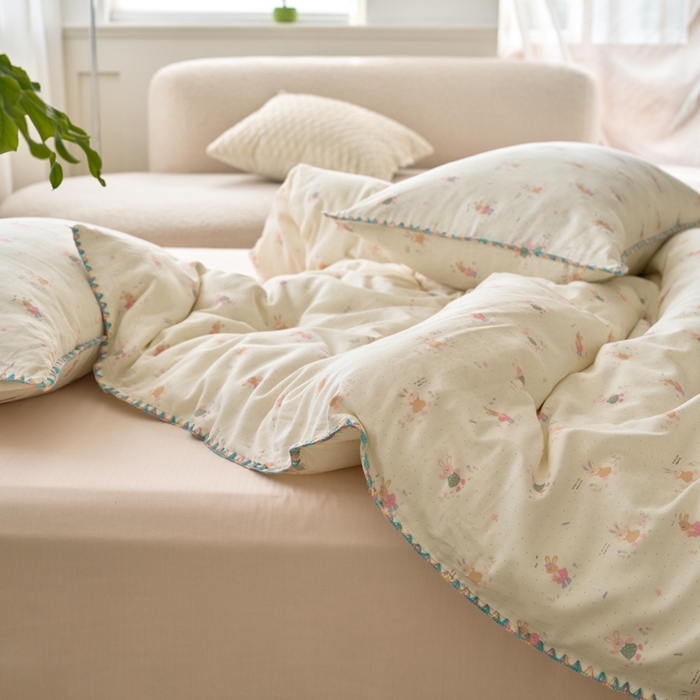 91家纺网 家纺一手货源 找家纺 洋铭区（原狠狠爱） 2025新款全棉纯棉双层纱彩边四件套 芭蕾兔