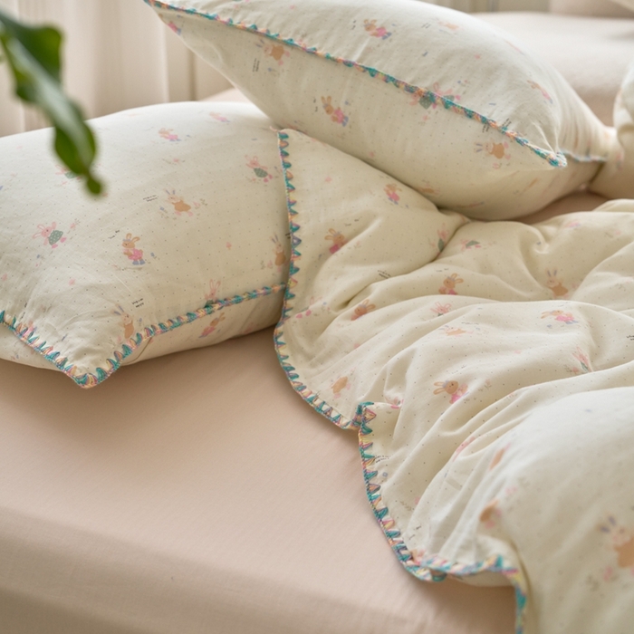 91家纺网 家纺一手货源 找家纺 洋铭区（原狠狠爱） 2025新款全棉纯棉双层纱彩边四件套 芭蕾兔