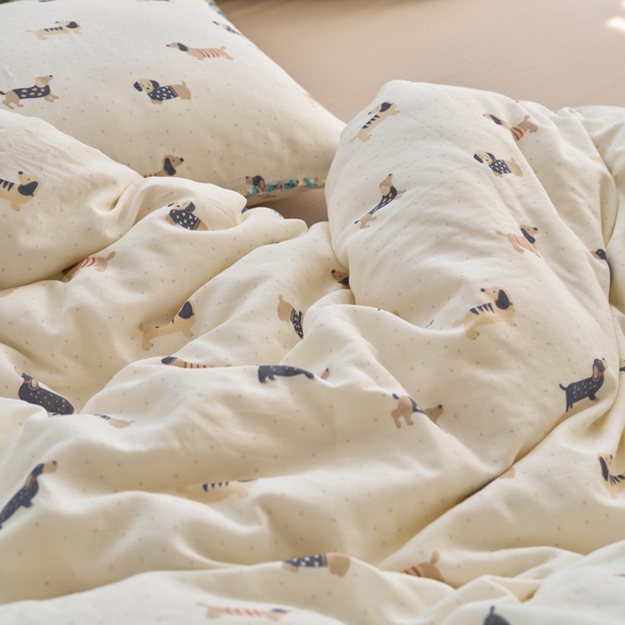 91家纺网 家纺一手货源 找家纺 洋铭区（原狠狠爱） 2025新款全棉纯棉双层纱彩边四件套 酷帅小萌狗