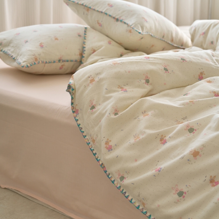 91家纺网 家纺一手货源 找家纺 洋铭区（原狠狠爱） 2025新款全棉纯棉双层纱彩边四件套 芭蕾兔