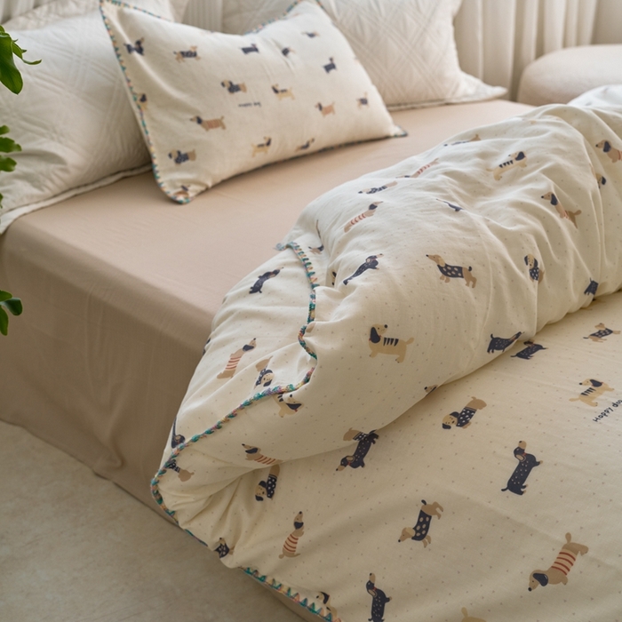 91家纺网 家纺一手货源 找家纺 洋铭区（原狠狠爱） 2025新款全棉纯棉双层纱彩边四件套 酷帅小萌狗