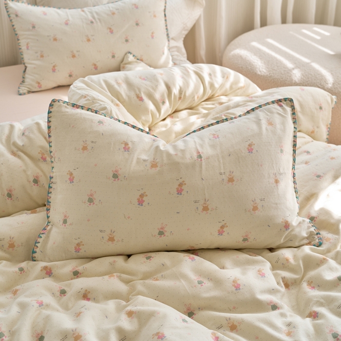 91家纺网 家纺一手货源 找家纺 洋铭区（原狠狠爱） 2025新款全棉纯棉双层纱彩边四件套 芭蕾兔