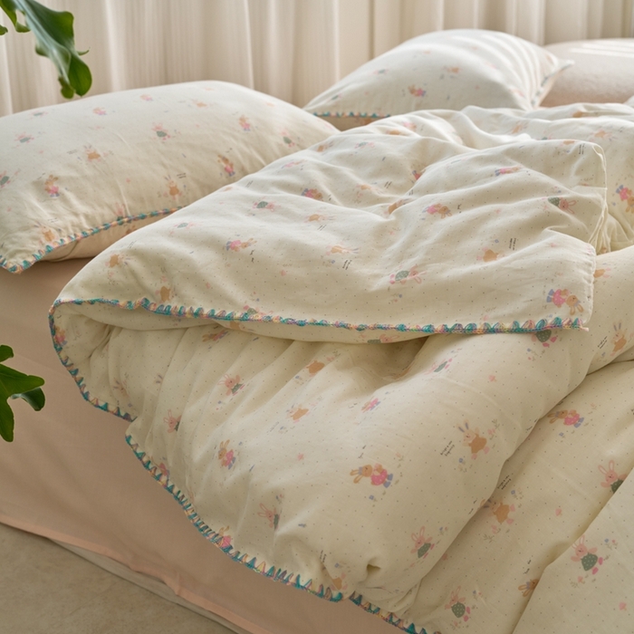 91家纺网 家纺一手货源 找家纺 洋铭区（原狠狠爱） 2025新款全棉纯棉双层纱彩边四件套 芭蕾兔