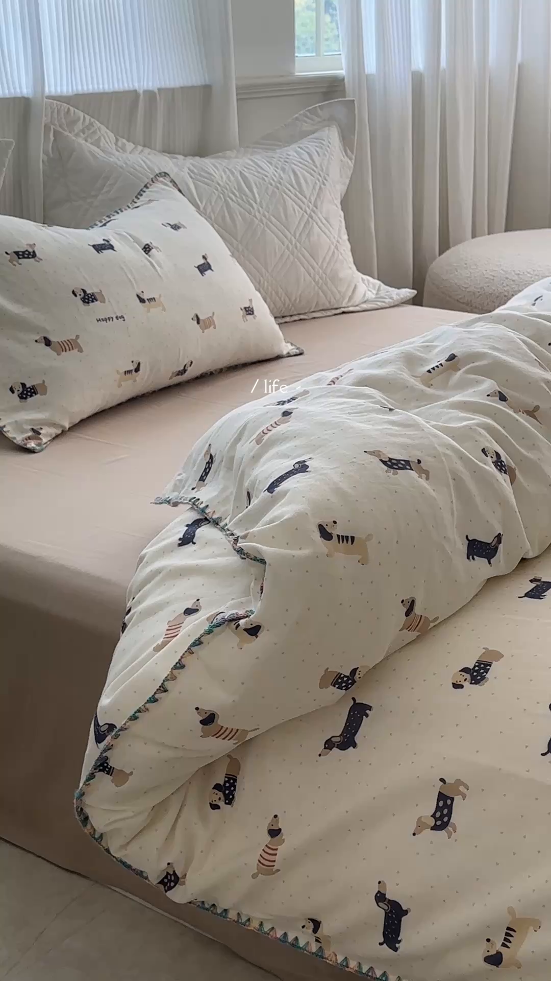 91家纺网 家纺一手货源 找家纺 洋铭区（原狠狠爱） 2025新款全棉纯棉双层纱彩边四件套 酷帅小萌狗